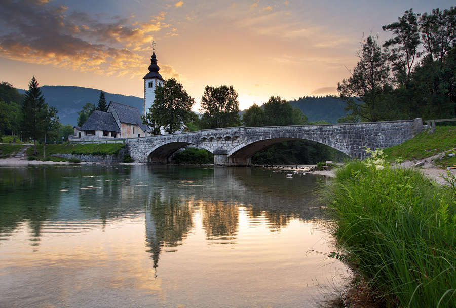 Bohinj pri východe slnka