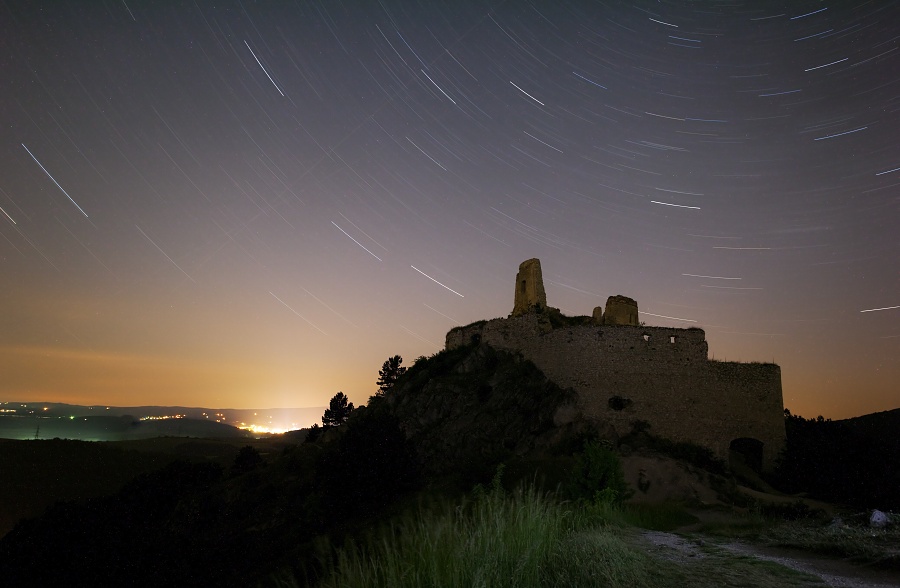 Čachtický hrad v noci