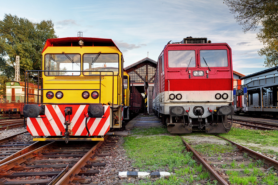 Dva vlaky v depe