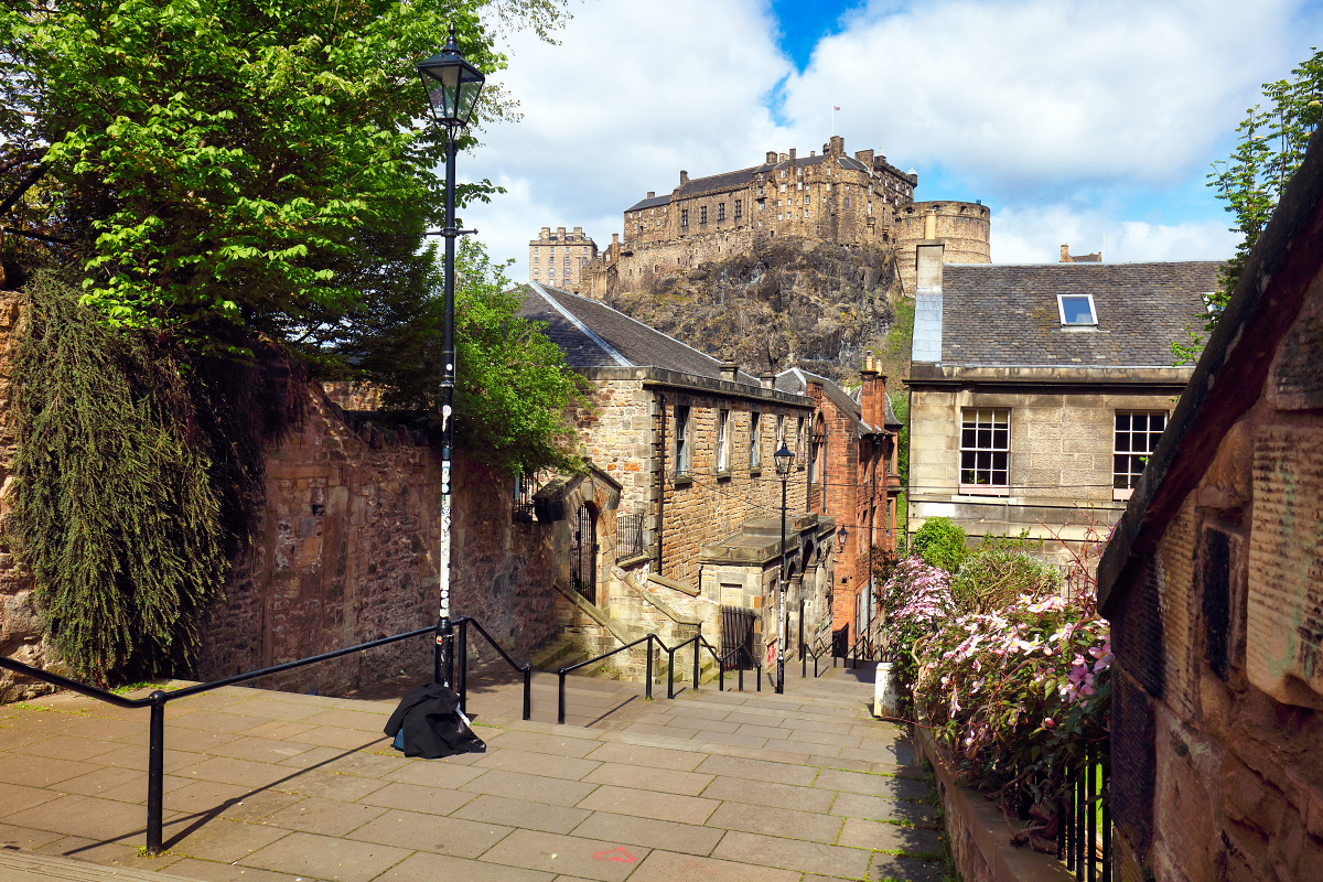 Edinburgh castle from Vennel street