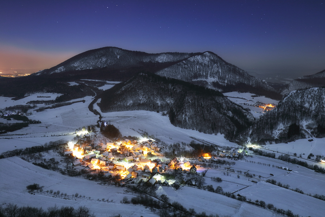 Nočná dedina v zime