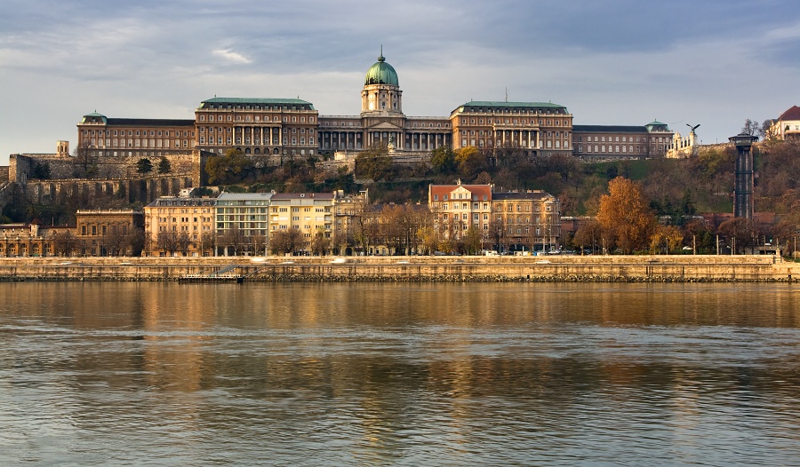 Reťazový most a Kráľovský palác