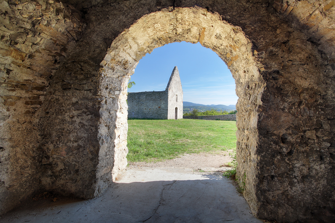 Ruiny románskeho kostola v Haluziciach