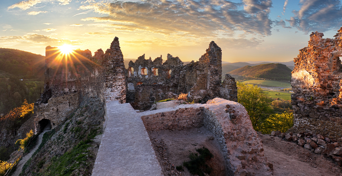 Šášovský hrad pri západe slnka