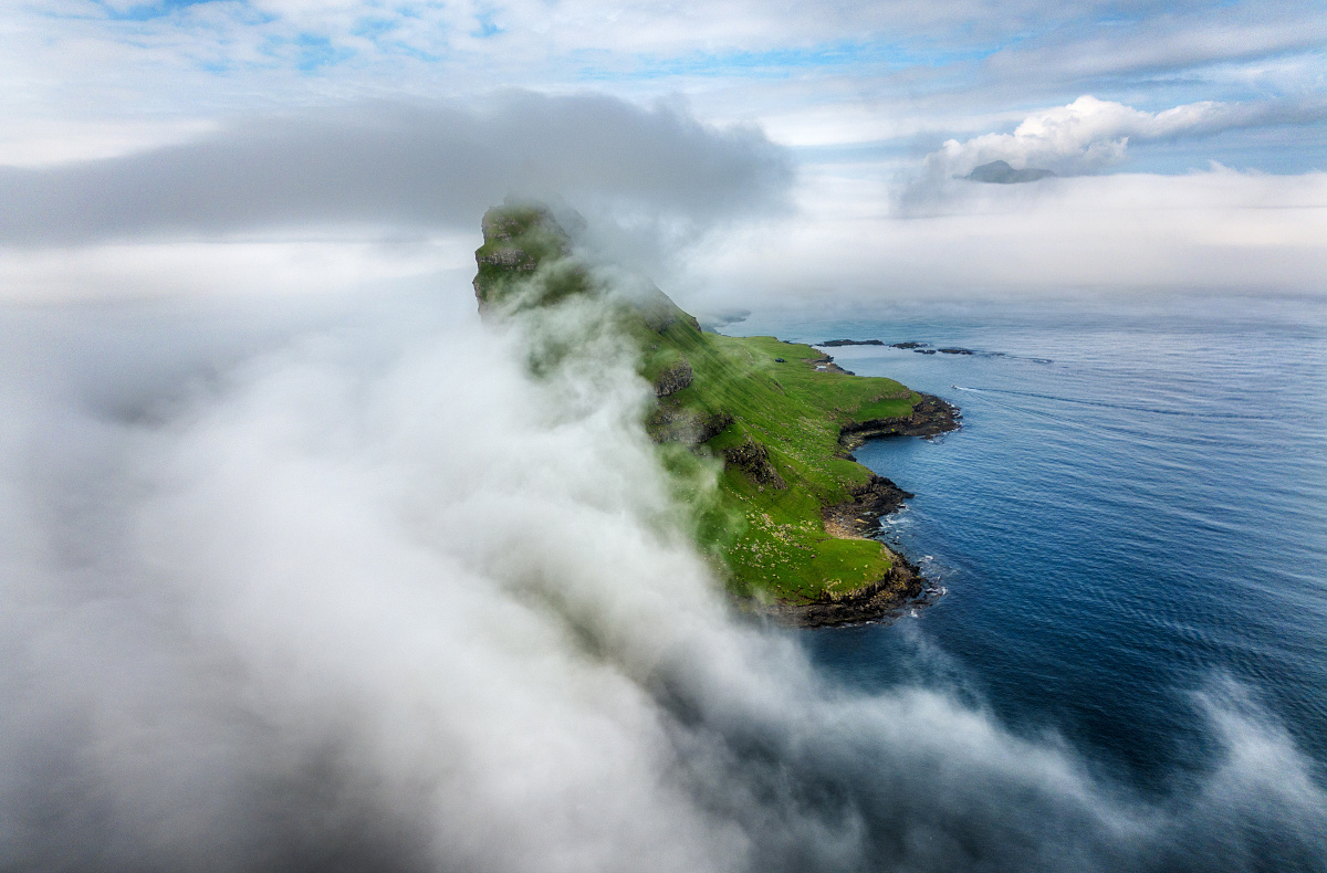  Tindholmur cliff in islands Vagar.