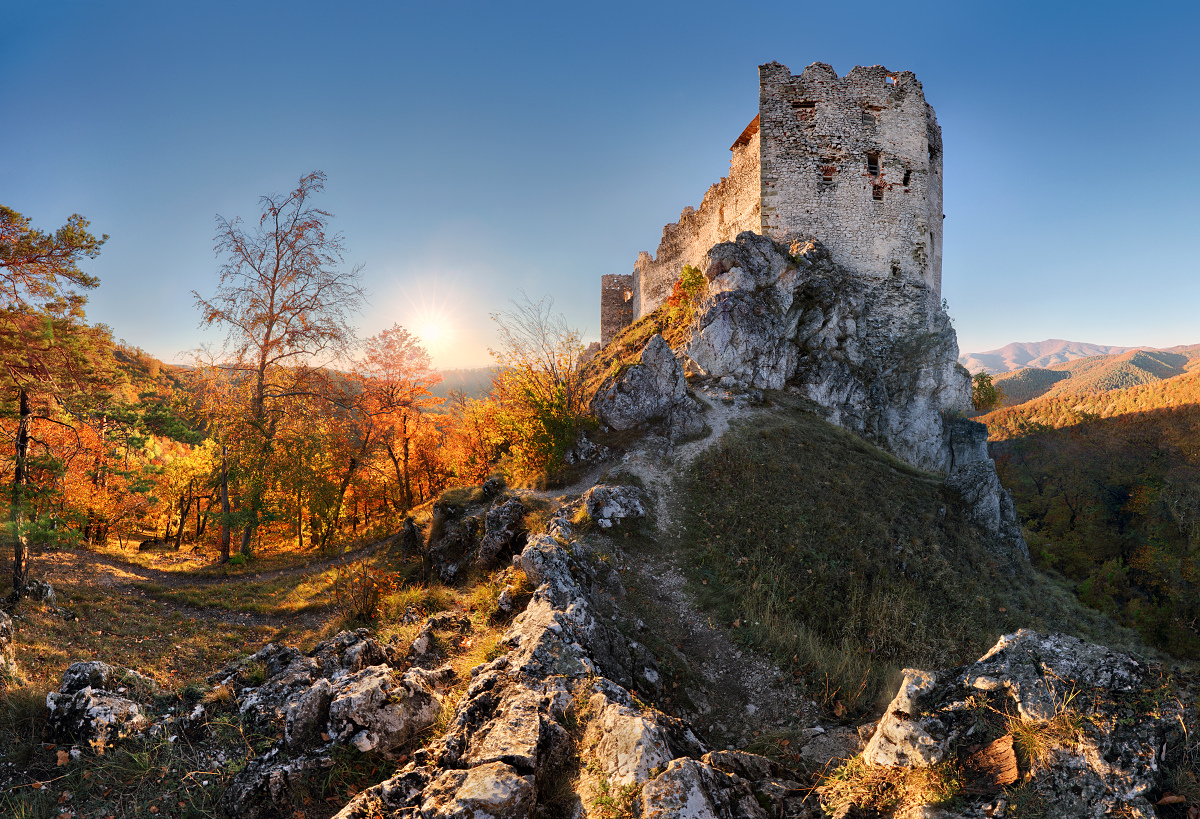 Uhrovecký hrad pri západe slnka