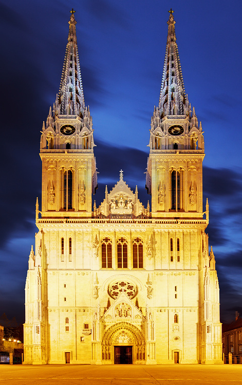 Záhrebská katedrála v noci