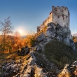 Uhrovecký hrad pri západe slnka